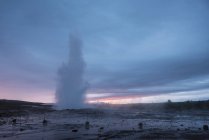 Islande, geyser de Strokkur avec glacier Langjoekull en arrière-plan — Photo de stock