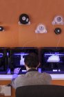 Mann arbeitet mit 3D-Druckern — Stockfoto