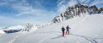 Франция, Les Contamines, горнолыжный спорт в заснеженных горах — стоковое фото