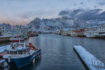 Noruega, Islas Lofoten, Henningsvajer ciudad al atardecer en invierno - foto de stock