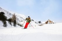 Австрія, Туррахер Хоехе, людина на лижах вниз по схилу — стокове фото