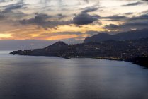 Portugal, Madeira, Funchal al atardecer - foto de stock