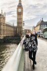 Великобританія, Лондон, молода жінка, розмовляємо по телефону на Вестмінстерський міст — стокове фото