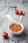 Cuenco de sopa de tomate y arroz sobre madera - foto de stock