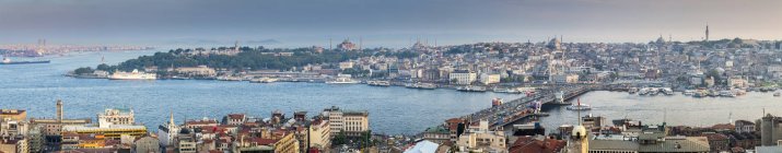 Turquia, Istambul, paisagem urbana panorâmica com porto de Eminonu, ponte de Galata e nova mesquita — Fotografia de Stock