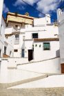 España, Andalucía, Cádiz, Olvera, callejón típico y casas - foto de stock