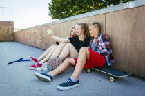 Três adolescentes ao ar livre tirando uma selfie — Fotografia de Stock