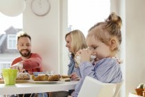 Petite fille buvant du lait à table — Photo de stock