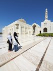 Оман, Мускат, Султан Qaboos мечеті, дві жінки туристів з хустку — стокове фото