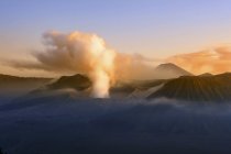 Індонезія, Java, вулкани бром, Batok і Semeru — стокове фото