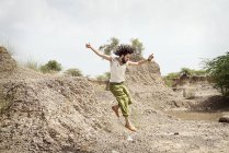 Человек прыгает в природе — стоковое фото
