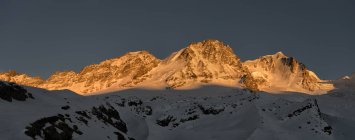 Itália, Gran Paradiso, paisagem montanhosa ao pôr do sol — Fotografia de Stock