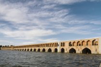 Iran, isfahan, blick zur bogenbrücke siosepol mit zayandeh fluss im vordergrund — Stockfoto