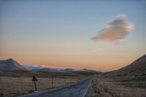 Itália, Abruzzo, Gran Sasso e Monti della Laga National Park, Plateau Campo Imperatore ao pôr do sol no inverno — Fotografia de Stock
