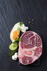 RAW яловичини хвостовик з овочами — стокове фото