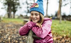 Ritratto di ragazza felice in un parco giochi in autunno — Foto stock