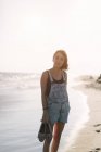 Портрет молодої жінки на берегову лінію — стокове фото