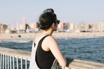 EUA, Nova York, Coney Island, jovem relaxante no cais — Fotografia de Stock