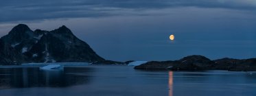 Groenland, Kulusuk, Lune sur le fjord — Photo de stock