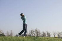Гольфіст удару м'яч для гольфу на поле для гольфу — стокове фото