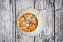 Vista dall'alto di Ciotola con cereali e physalis — Foto stock