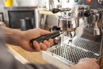 Gros plan des mains masculines Préparation du café avec une machine portafilter — Photo de stock