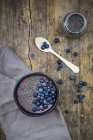 Frullato di mirtilli con semi di chia in ciotola, mirtilli freschi — Foto stock