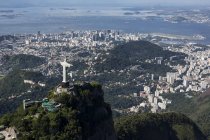 Brasil, Vista aérea do Rio de Janeiro, Corcovado com estátua de Cristo Redentor — Fotografia de Stock