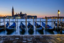 Italia, Venecia, vista a San Giorgio Maggiore en la mañana del crepúsculo - foto de stock