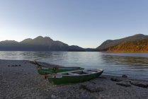 Germany, Bavaria, Upper Bavaria, Sachenbach, Herzogstand mountain, Lake Walchensee and boats — Stock Photo
