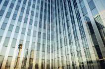 Blick auf Bürogebäude, Rheinturm spiegelt sich in Glasfassade, Düsseldorf, Deutschland — Stockfoto