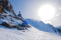 Romania, Carpazi meridionali, sciatore nel paesaggio invernale — Foto stock