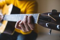 Man with acoustic guitar, close up — Stock Photo