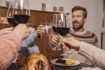 Bicchieri di famiglia durante la cena di Natale — Foto stock