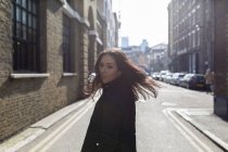 Porträt einer attraktiven jungen Frau auf urbaner Straße — Stockfoto
