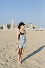 Jovem mulher de pé na praia — Fotografia de Stock