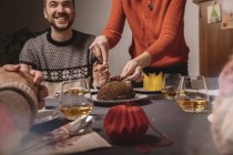 Weihnachtspudding wird auf Familientisch geschnitten — Stockfoto