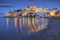 Spagna, Provincia di Castellon, Peniscola, Costa del Azahar, Centro storico con castello, ora blu — Foto stock