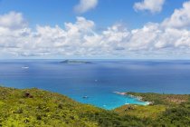 Seychelles, Praslin, Vista desde Anse Lazio, Pointe Chevalier hasta Aride Island - foto de stock