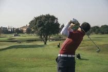 Гравець у гольф грати в гольф у поле для гольфу — стокове фото