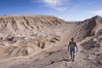 Chili, san pedro de atacama, tal des mondes, mann wandert in der wüste — Stockfoto