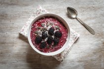 Чаша смузи с ежевикой, кокосами и тыквенными семечками — стоковое фото