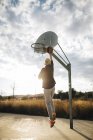 Man playing basketball — Stock Photo
