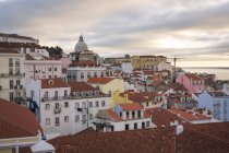 Portogallo, Lisbona, Alfama Quartiere Paesaggio urbano al tramonto — Foto stock