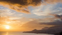 Portugal, Madeira, Funchal al atardecer - foto de stock