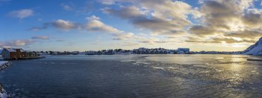 Norvège, Îles Lofoten, Ballstad, Port au lever du soleil — Photo de stock