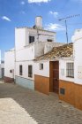 España, Andalucía, Cádiz, Olvera, callejón típico y casas - foto de stock