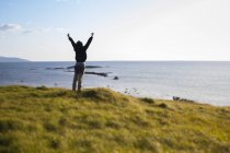 Irland, mann genießt den wind in connemara — Stockfoto