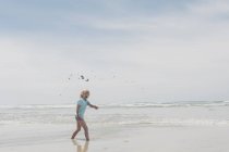Франция, Британия, Финистер, Пуэнт-де-ла-Торш, мальчик, играющий с песком на пляже — стоковое фото