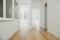 Casa con camere vuote — Foto stock